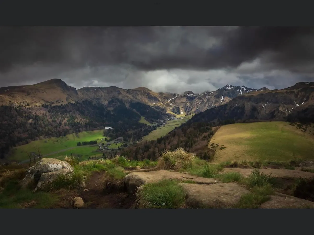 Chalet Le Balcon Du Sancy: Weekly Mountain Retreat Le Mont-Dore France